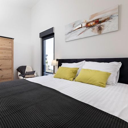 Luxury Villa Adria Apartments クルク エクステリア 写真